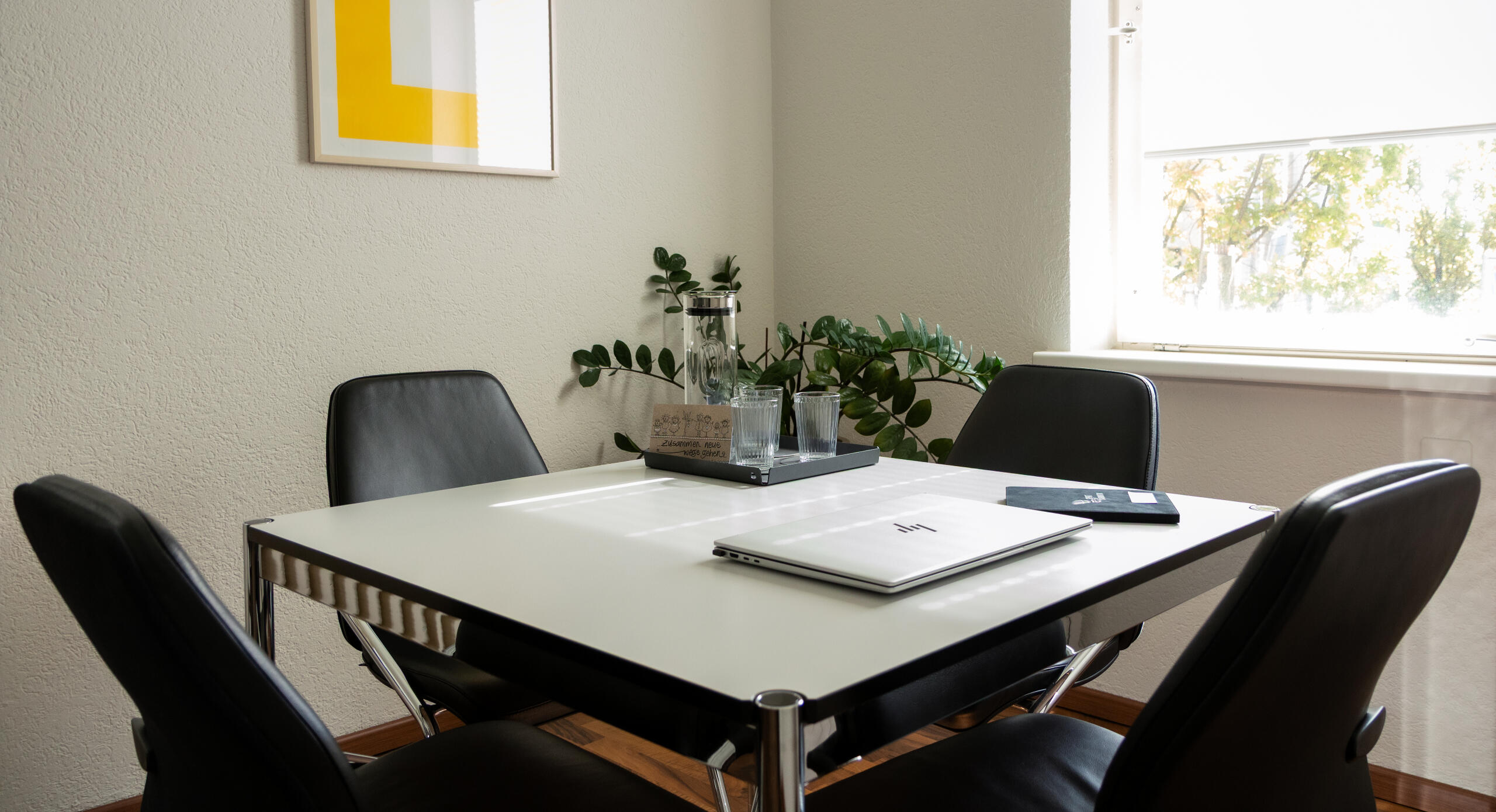 Bild Beratungsmappe/Tisch mit Gläsern