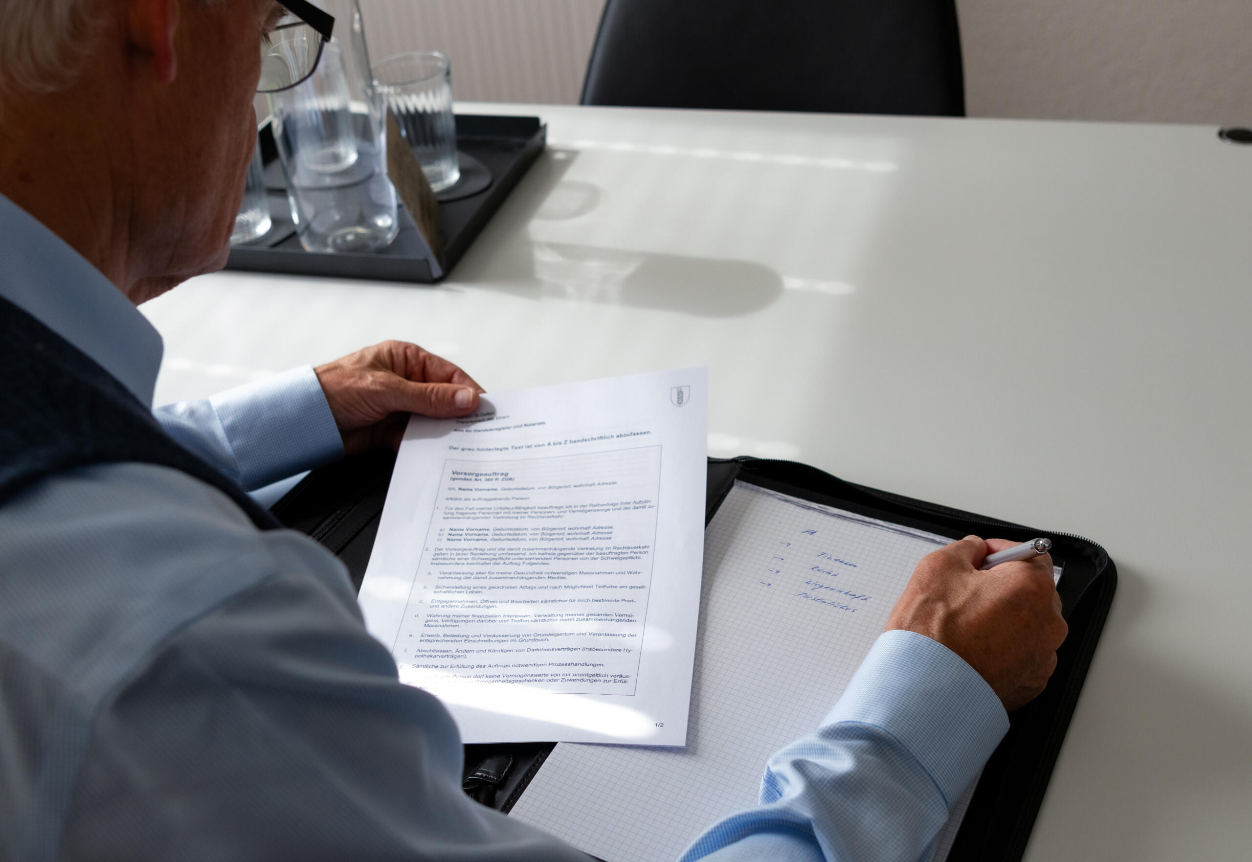 Bild Beratungsmappe/Tisch mit Gläsern